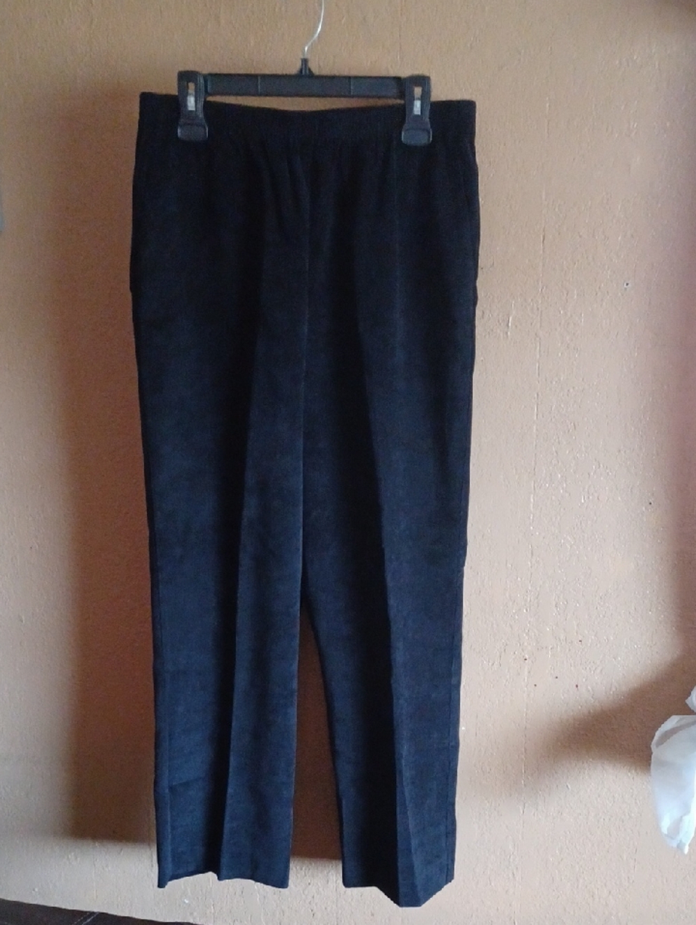 Alfred Dunner Black Straight-Leg Pants Corderoy Style Stretch waist 2pockets.